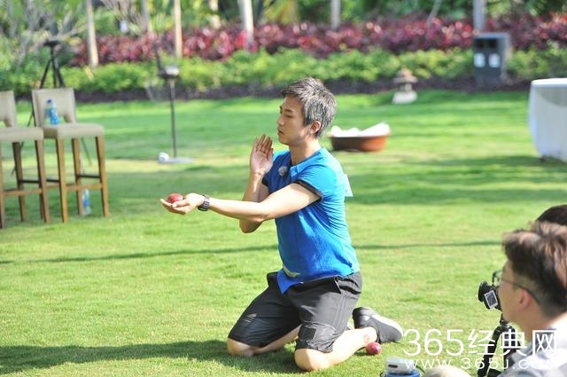 邓超跑男变身悬空麦霸 童心未泯嗨翻儿童乐园