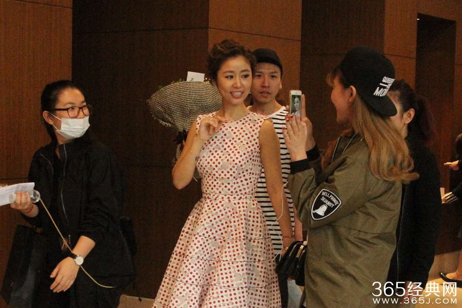 林心如穿波点裙秀美腿 上围丰满抢镜