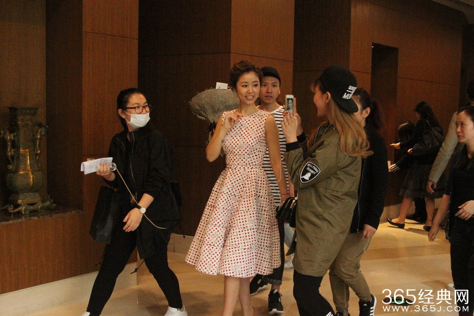 林心如穿波点裙秀美腿 上围丰满抢镜