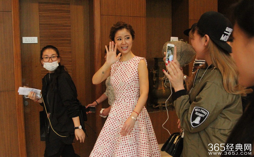 林心如穿波点裙秀美腿 上围丰满抢镜