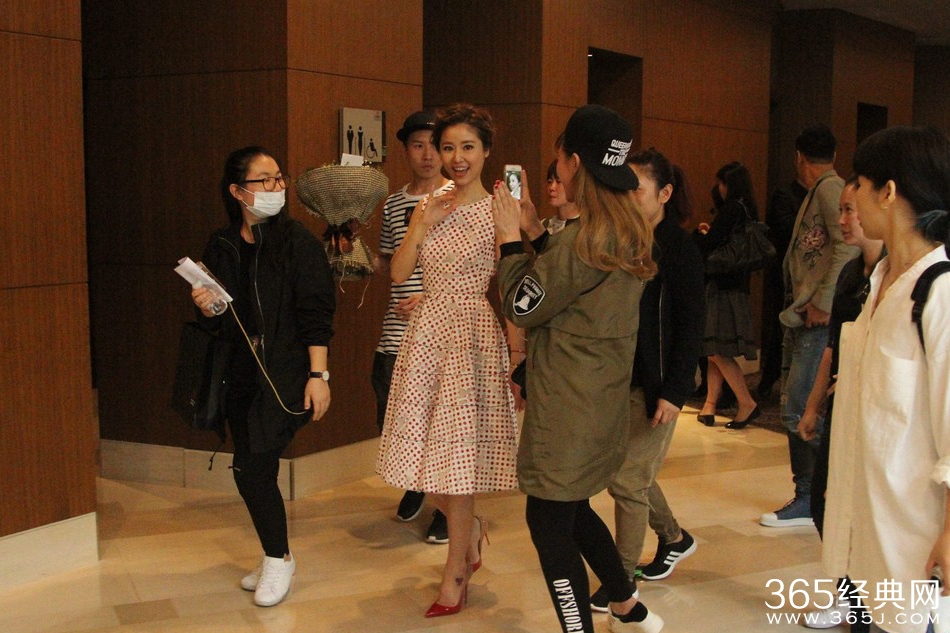 林心如穿波点裙秀美腿 上围丰满抢镜