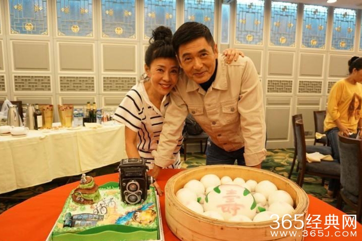 29年甜蜜如初！周润发与发嫂超恩爱