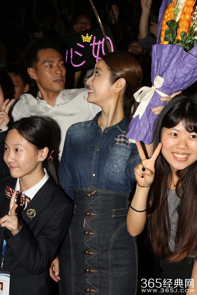 承认恋爱的林心如与影迷合影 露幸福微笑