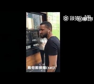 黑人小哥方言斥插队女：瞧你那损色