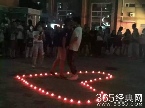 人大男生向另一男生表白 男男表白现场拥吻好浪漫