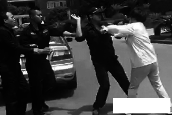 医院保安狂扇的姐巴掌实拍_腾讯视频