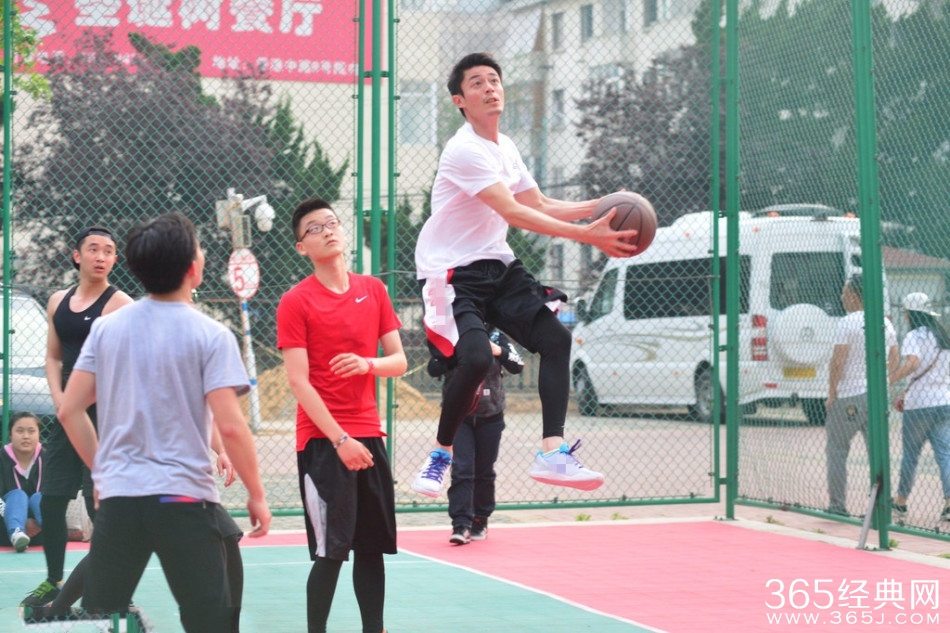 霍建华公开恋情心情好 秀球技与粉丝同乐