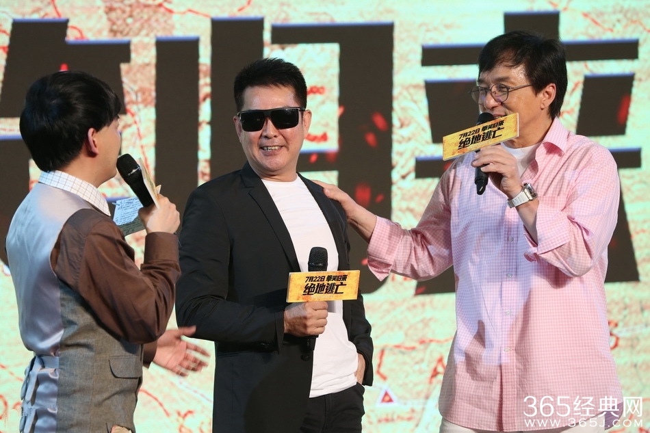 成龙曾被反派踹到尿血 斥当下明星太娇嫩