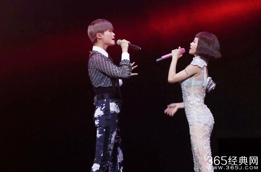 李宇春空降魔都助阵蔡依林演唱会 为友情拼了！