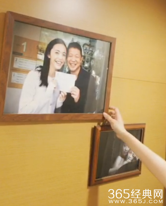 姚晨挺孕肚直播做菜 家中内景朴实温馨不奢华