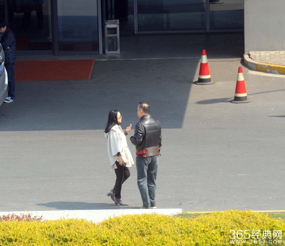 陈凯歌小跑锻炼 陈红恩爱紧随略显老态