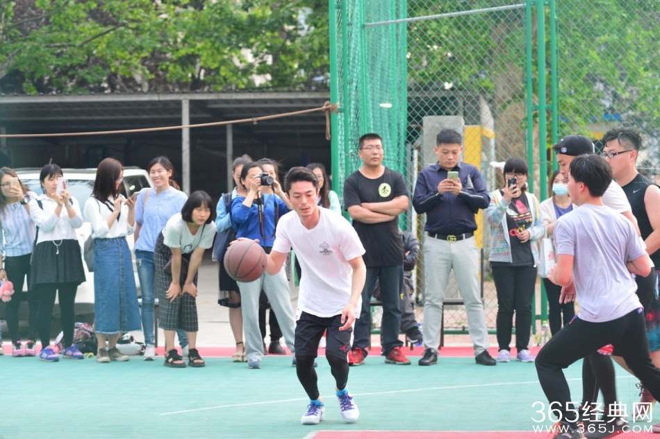 霍建华公开恋情心情好 秀球技与粉丝同乐