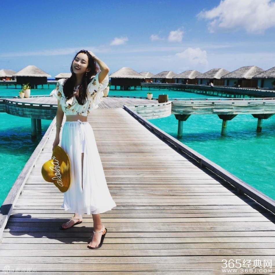 张子萱晒海滩照 大露美腿小蛮腰