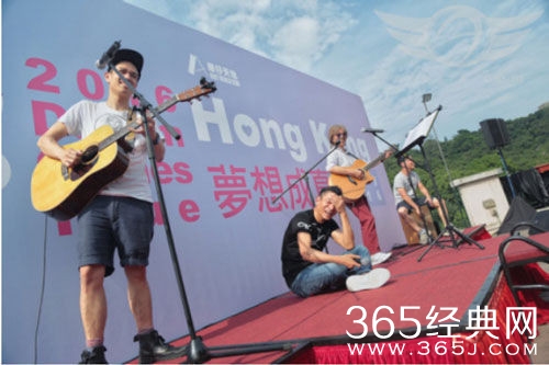 刘德华与粉丝举行烧烤聚会 开心坐地上大笑