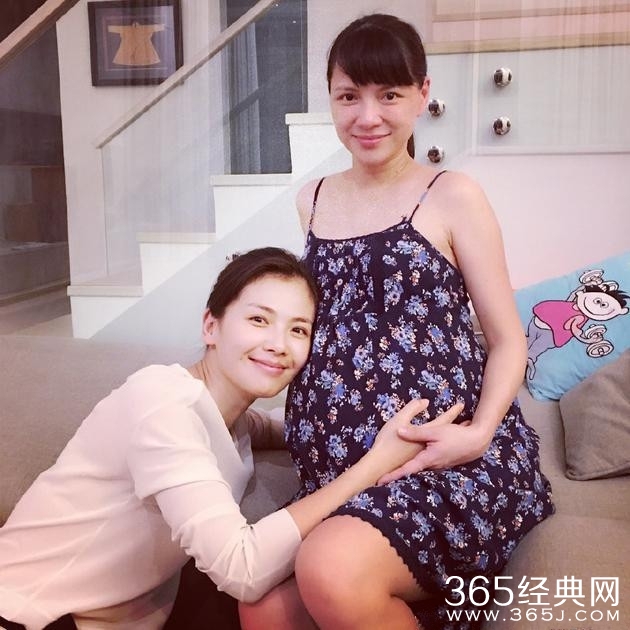 刘涛摸李心洁巨肚合影 俩辣妈素颜仍超美