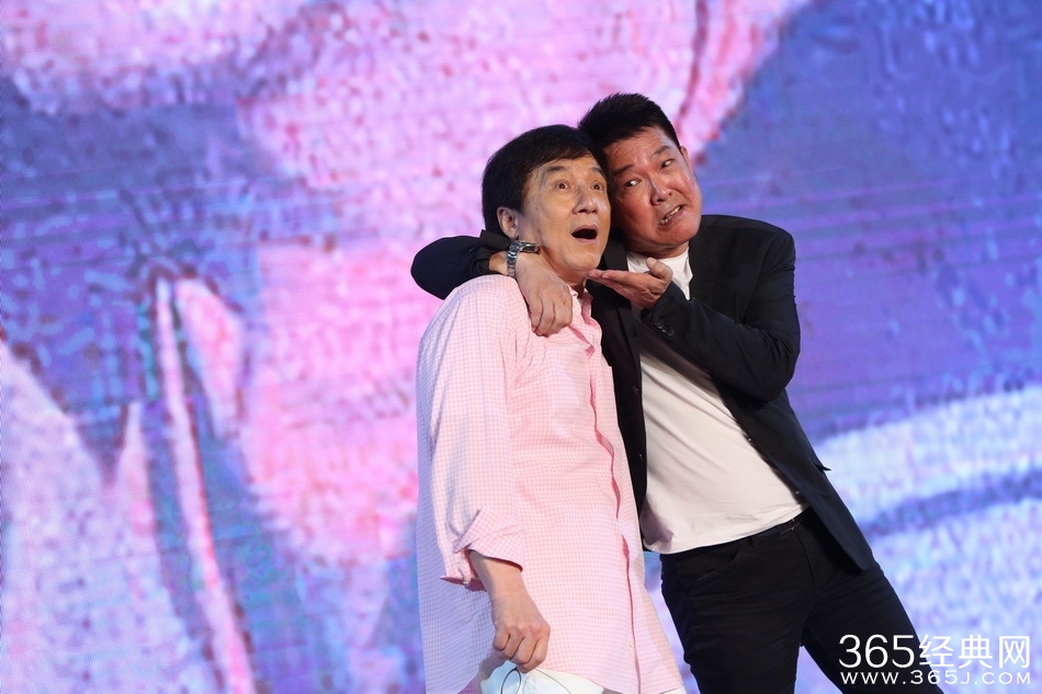 成龙曾被反派踹到尿血 斥当下明星太娇嫩