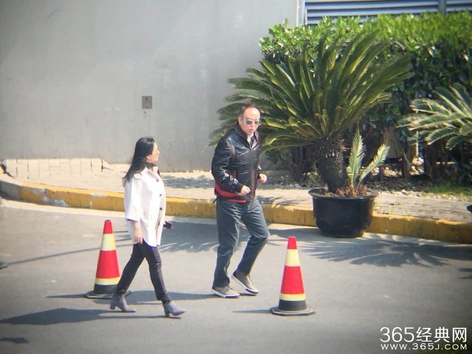 陈凯歌小跑锻炼 陈红恩爱紧随略显老态