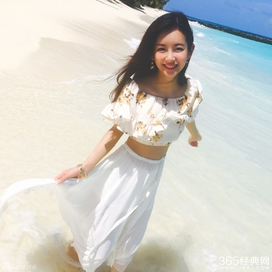 张子萱晒海滩照 大露美腿小蛮腰