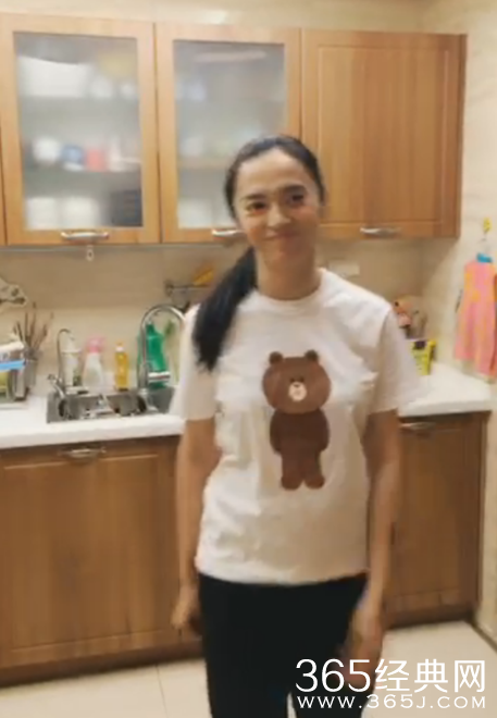 姚晨挺孕肚直播做菜 家中内景朴实温馨不奢华