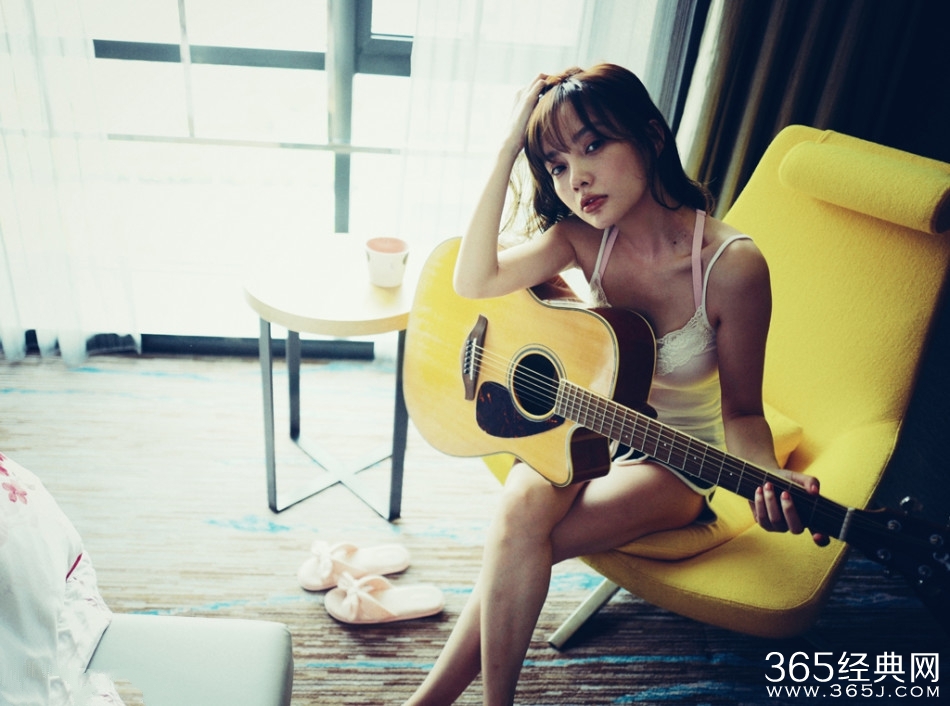 李小璐素颜上镜 吉他弹唱慵懒文艺风