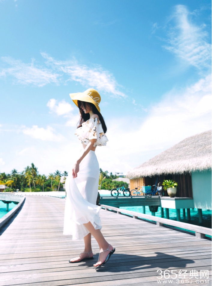 张子萱晒海滩照 大露美腿小蛮腰