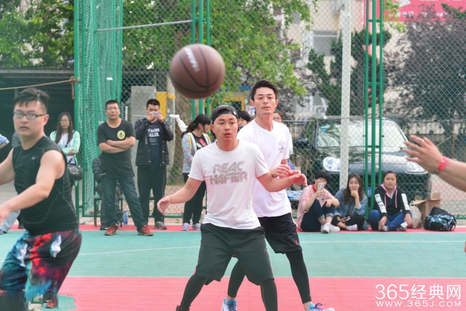 霍建华公开恋情心情好 秀球技与粉丝同乐