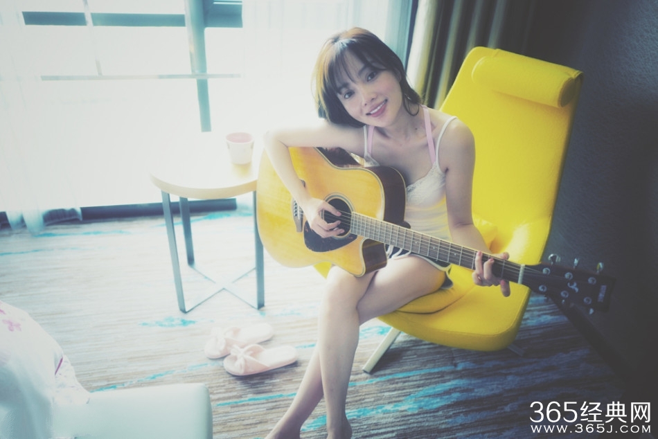 李小璐素颜上镜 吉他弹唱慵懒文艺风