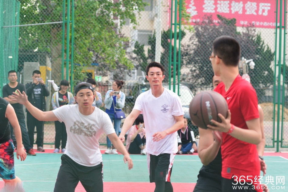 霍建华公开恋情心情好 秀球技与粉丝同乐