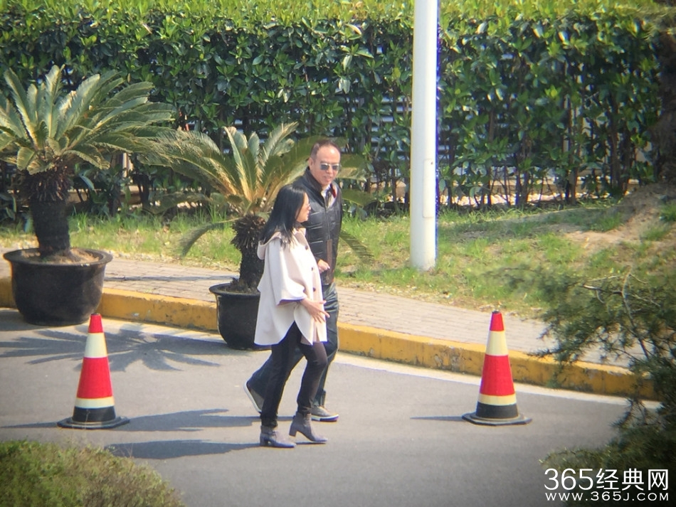 陈凯歌小跑锻炼 陈红恩爱紧随略显老态