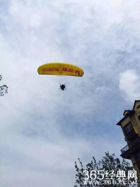 男子乘滑翔伞向女友求婚被挂树上