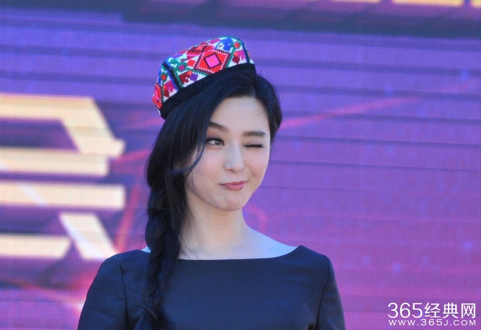 范冰冰戴民族花帽挤眼卖萌