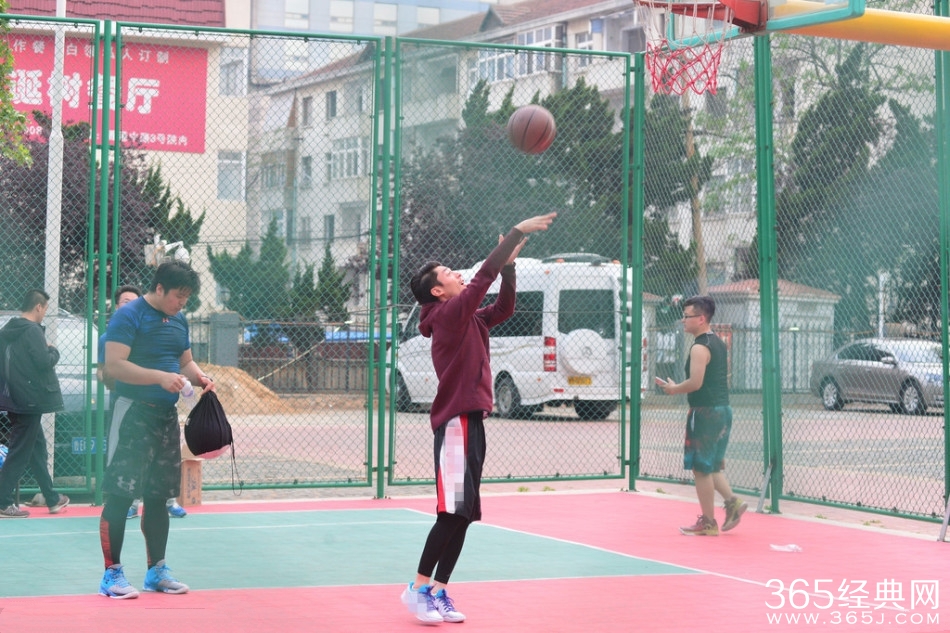 霍建华公开恋情心情好 秀球技与粉丝同乐