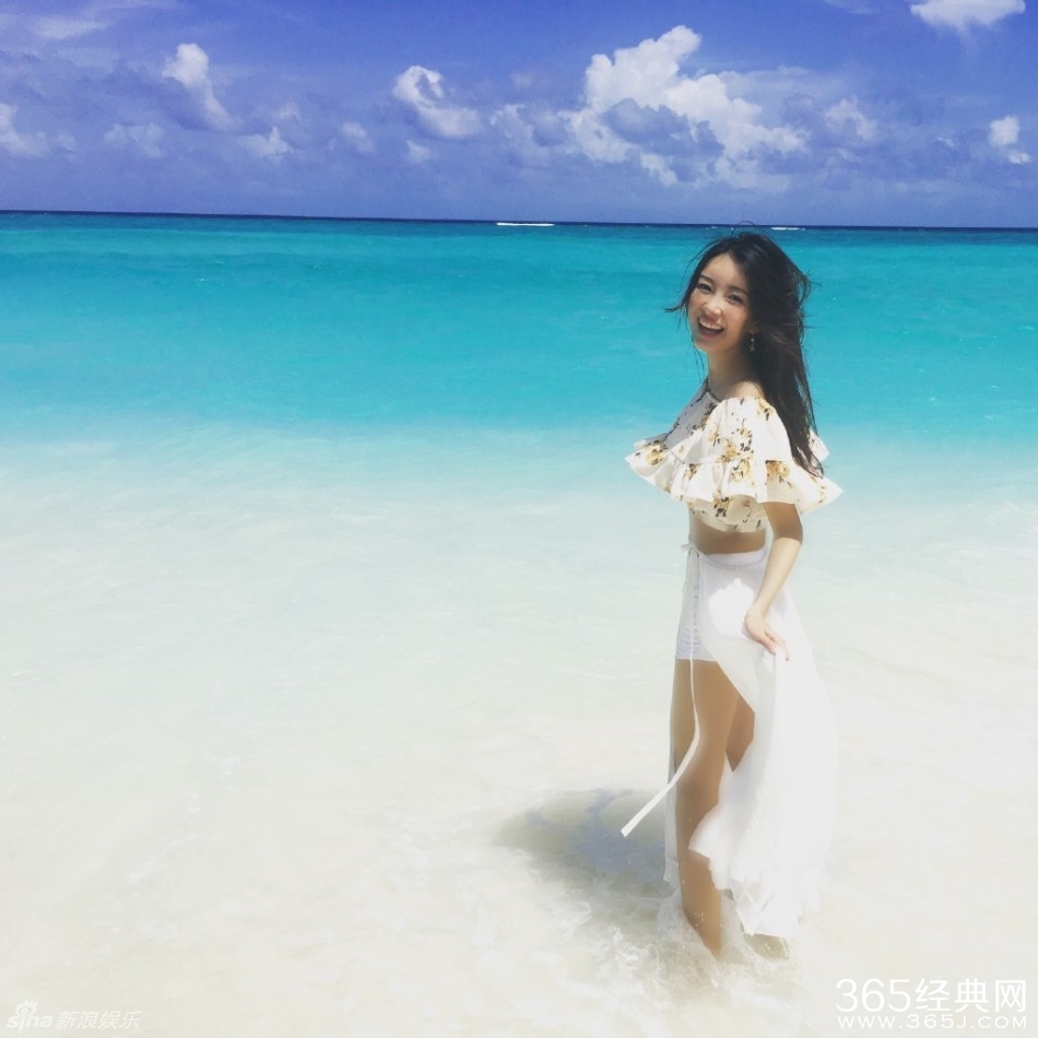 张子萱晒海滩照 大露美腿小蛮腰