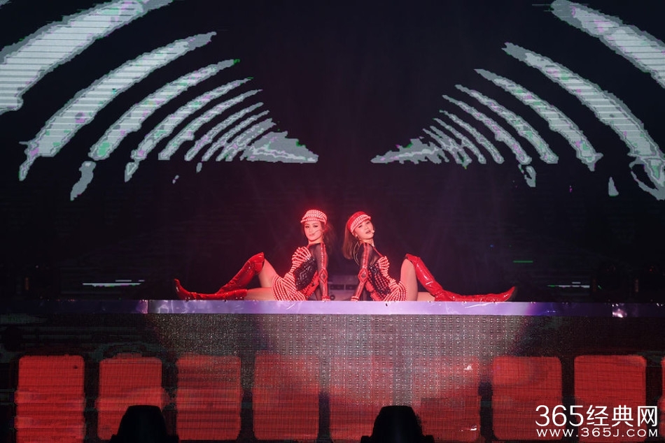 Twins广州开唱贴身热舞 场面热辣火爆