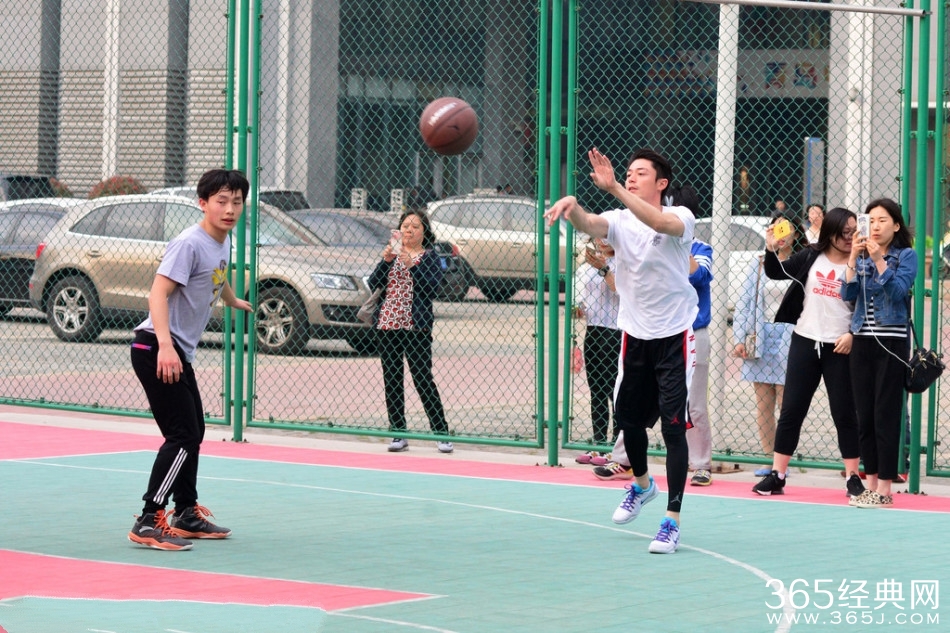 霍建华公开恋情心情好 秀球技与粉丝同乐
