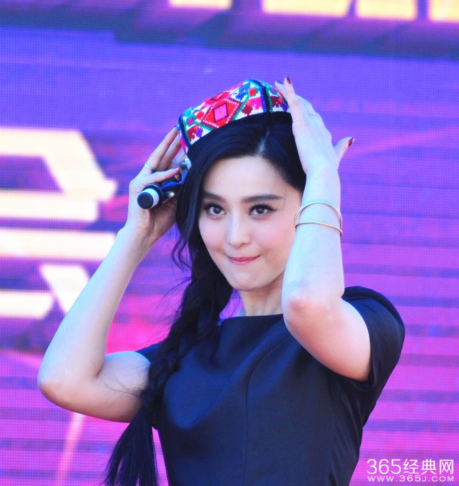范冰冰戴民族花帽挤眼卖萌