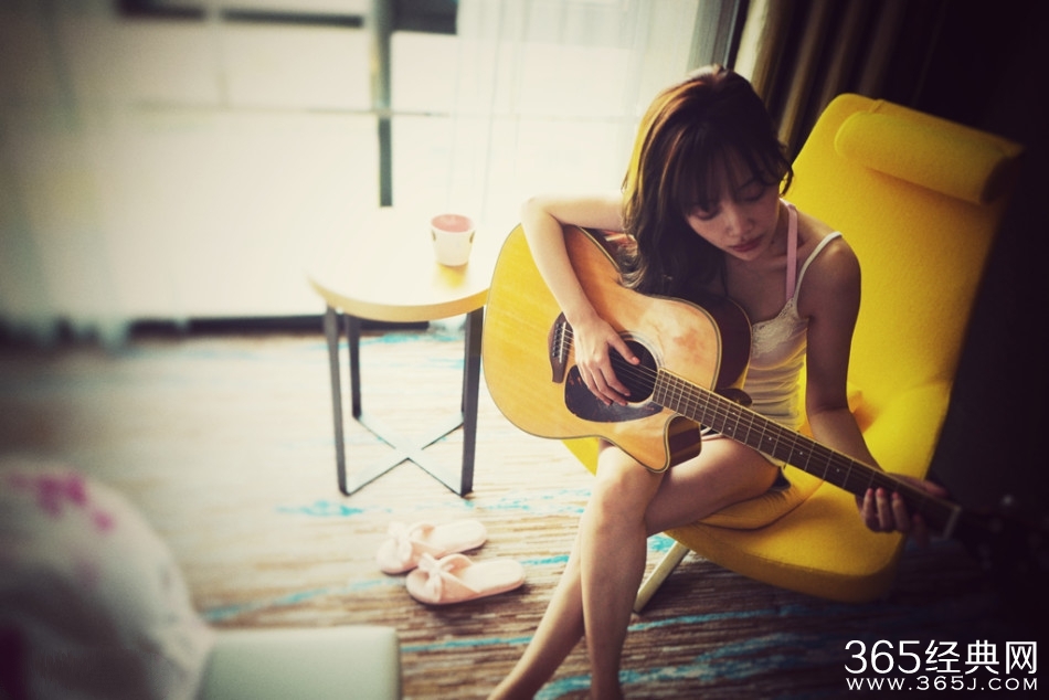 李小璐素颜上镜 吉他弹唱慵懒文艺风