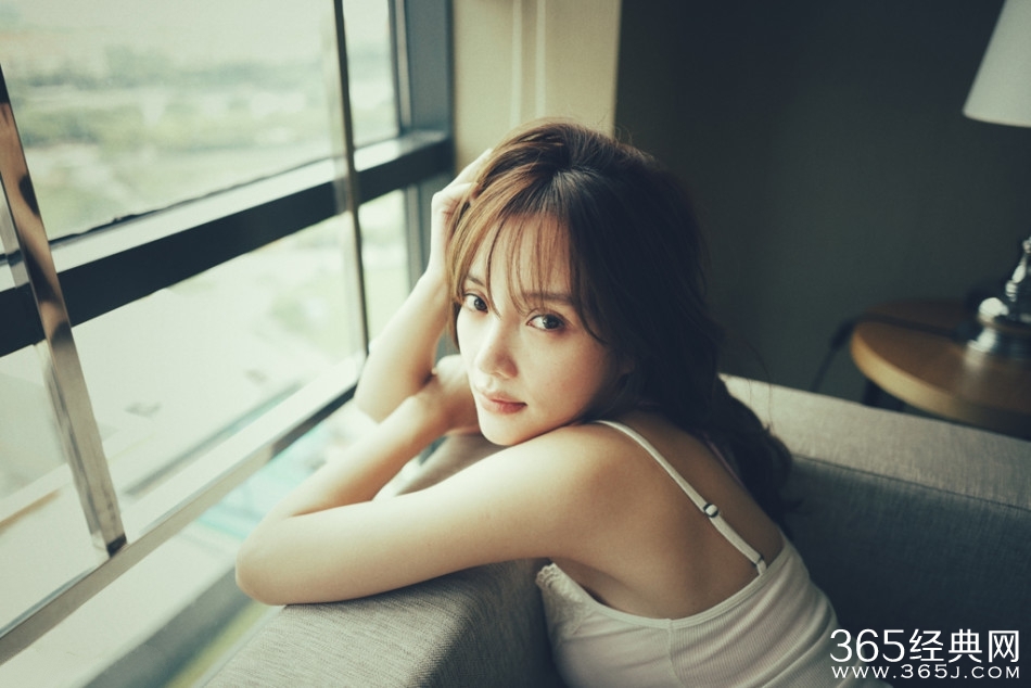 李小璐素颜上镜 吉他弹唱慵懒文艺风