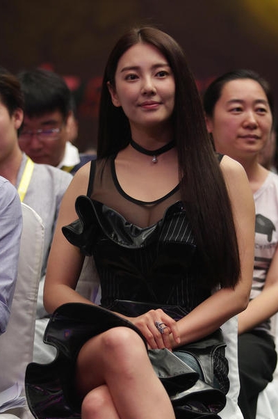 张雨绮穿透视裙秀性感 网友：上围都要溢出来了