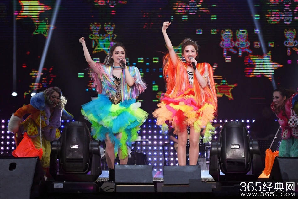 Twins广州开唱贴身热舞 场面热辣火爆