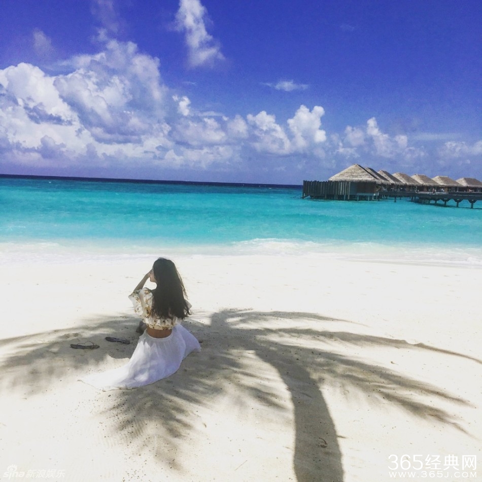 张子萱晒海滩照 大露美腿小蛮腰