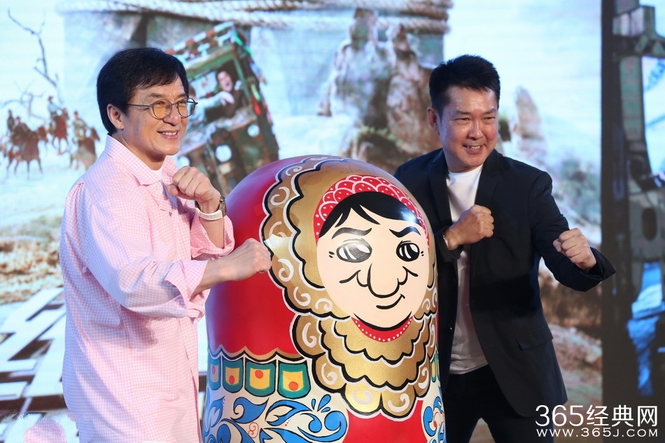 成龙曾被反派踹到尿血 斥当下明星太娇嫩