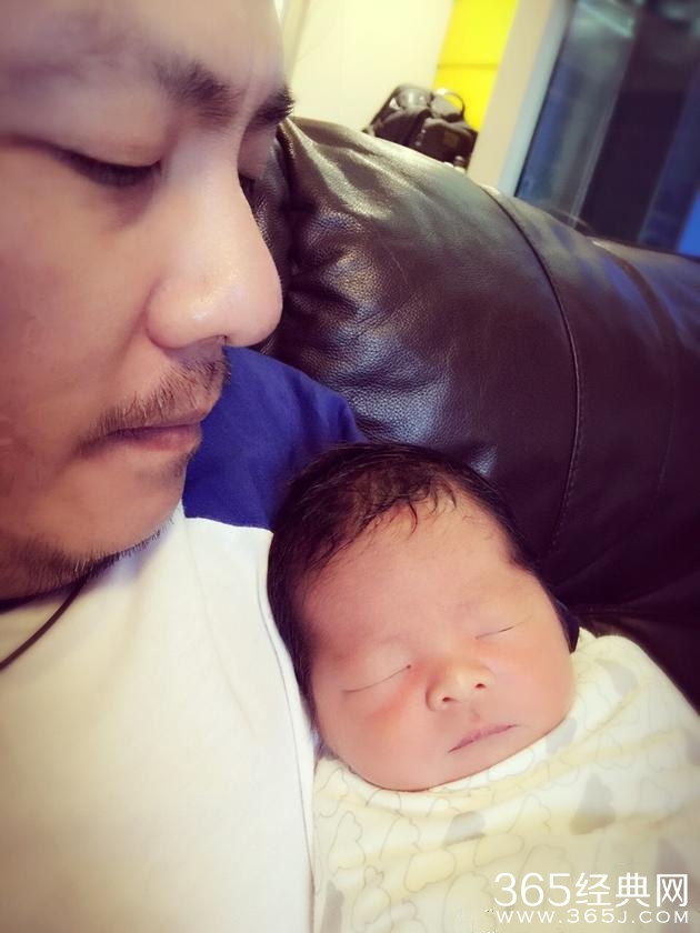 歌手阿杜升级当爸 抱孩子温馨显父爱