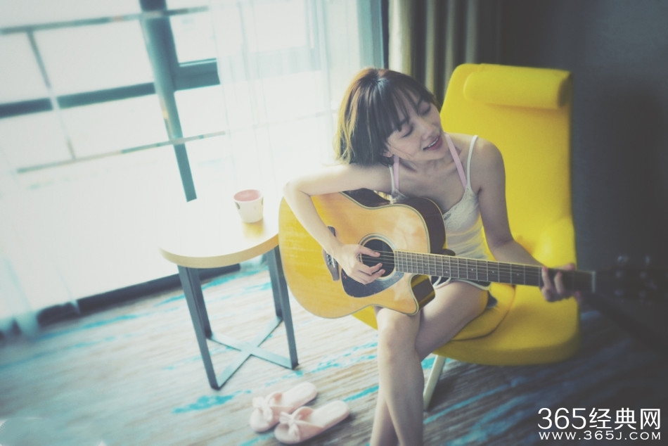李小璐素颜上镜 吉他弹唱慵懒文艺风