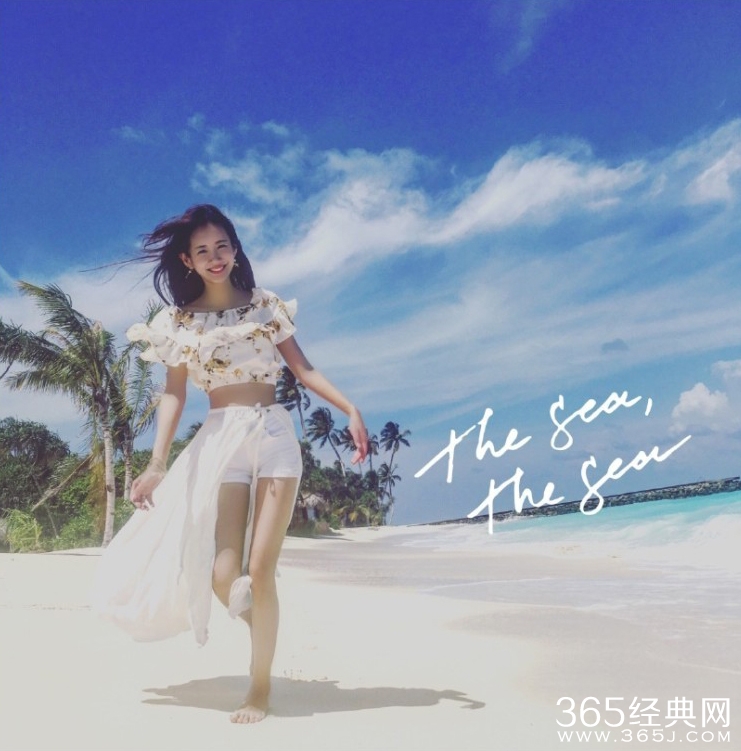 张子萱晒海滩照 大露美腿小蛮腰