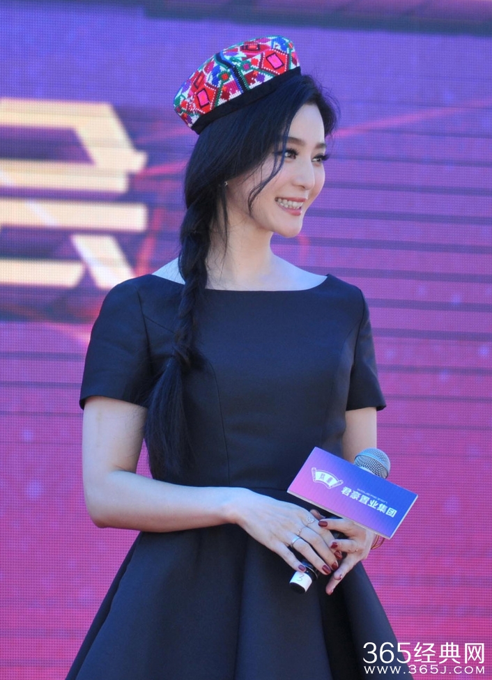 范冰冰戴民族花帽挤眼卖萌