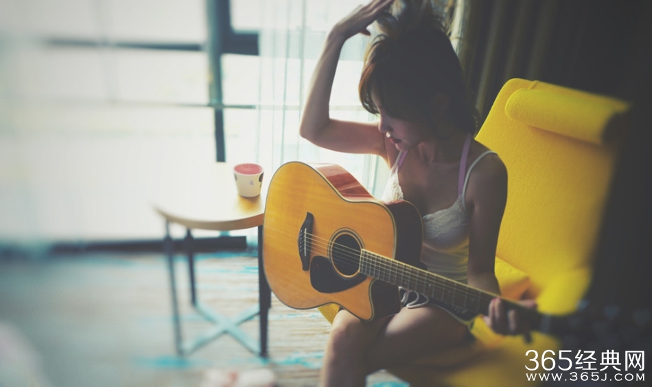 李小璐素颜上镜 吉他弹唱慵懒文艺风