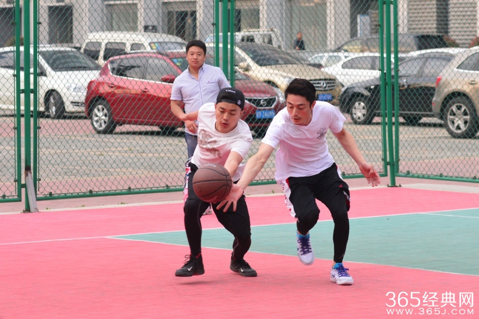 霍建华公开恋情心情好 秀球技与粉丝同乐