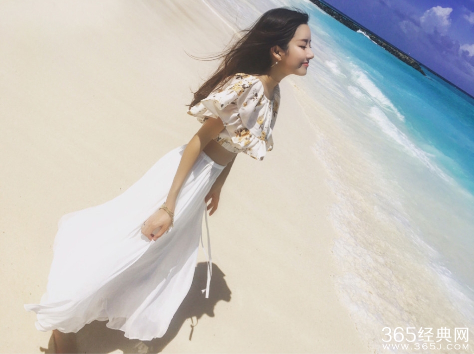 张子萱晒海滩照 大露美腿小蛮腰