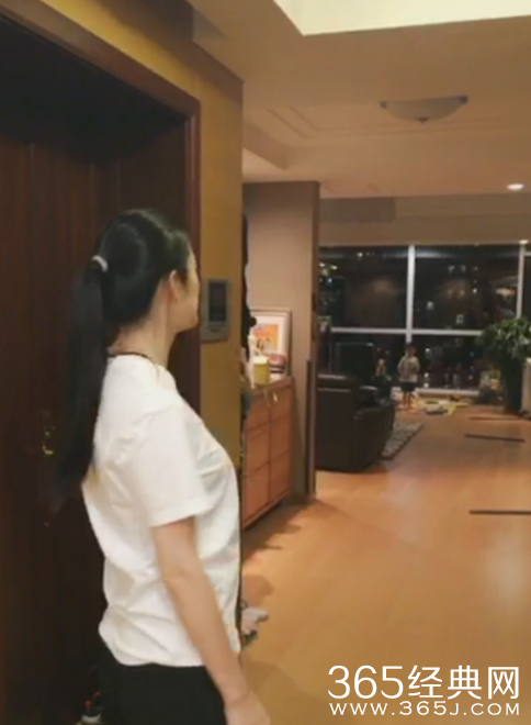 姚晨挺孕肚直播做菜 家中内景朴实温馨不奢华